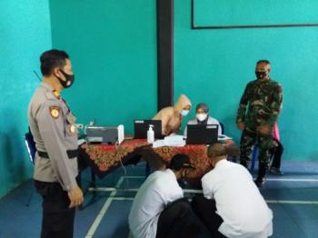 Babinsa Koramil 04/Windusari dan Babinkamtibmas Dampingi Vaksinasi Lansia
